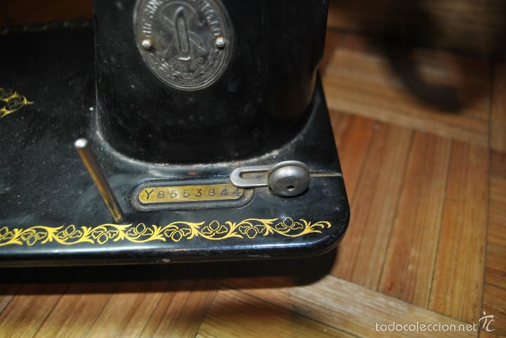 Antig&uuml;edades: Lote 3 m&aacute;quinas SINGER mas accesorios y documentaci&oacute;n - Foto 20