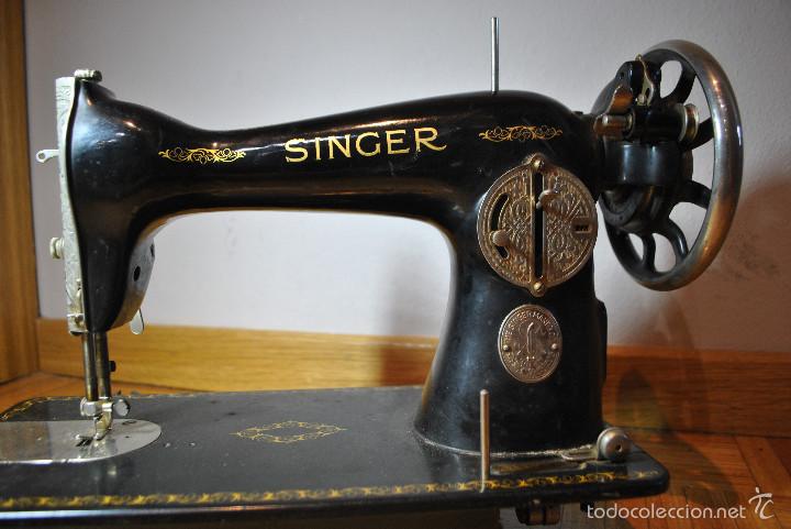 Antig&uuml;edades: Lote 3 m&aacute;quinas SINGER mas accesorios y documentaci&oacute;n - Foto 22