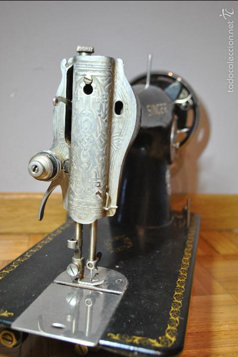 Antig&uuml;edades: Lote 3 m&aacute;quinas SINGER mas accesorios y documentaci&oacute;n - Foto 23
