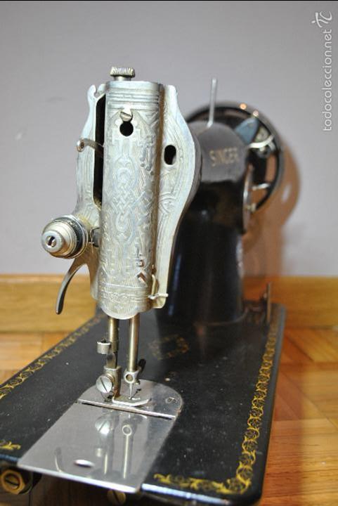 Antig&uuml;edades: Lote 3 m&aacute;quinas SINGER mas accesorios y documentaci&oacute;n - Foto 24