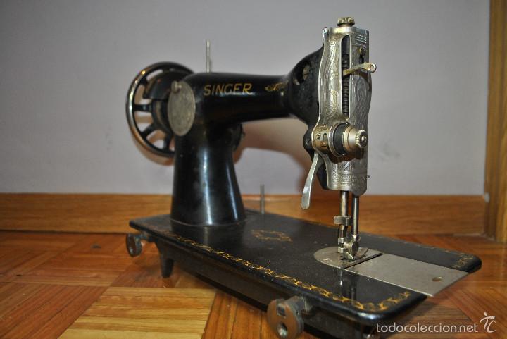 Antig&uuml;edades: Lote 3 m&aacute;quinas SINGER mas accesorios y documentaci&oacute;n - Foto 25