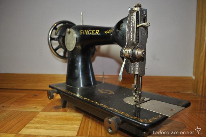 Antig&uuml;edades: Lote 3 m&aacute;quinas SINGER mas accesorios y documentaci&oacute;n - Foto 26