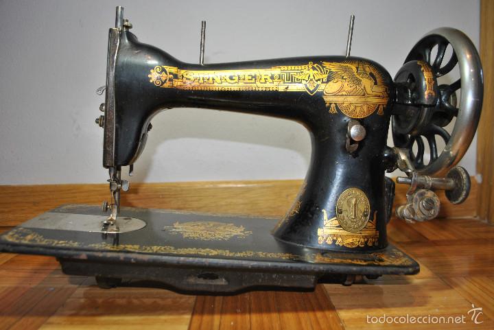 Antig&uuml;edades: Lote 3 m&aacute;quinas SINGER mas accesorios y documentaci&oacute;n - Foto 28
