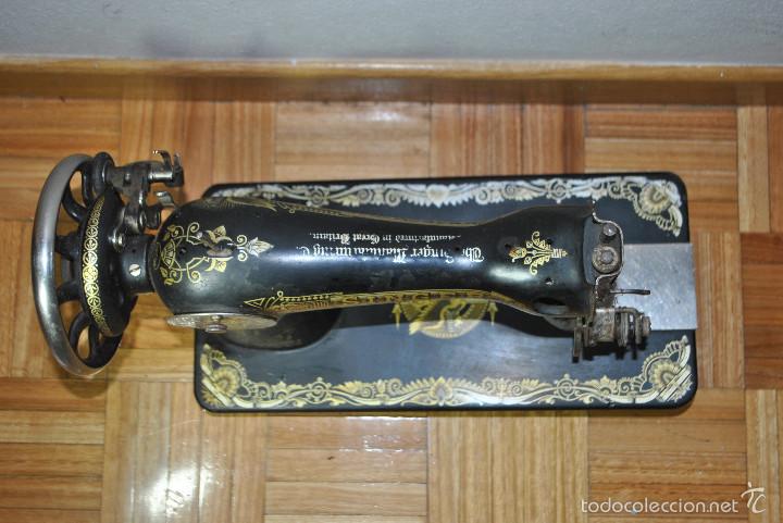 Antig&uuml;edades: Lote 3 m&aacute;quinas SINGER mas accesorios y documentaci&oacute;n - Foto 41