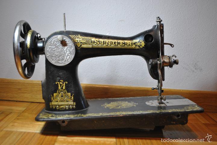 Antig&uuml;edades: Lote 3 m&aacute;quinas SINGER mas accesorios y documentaci&oacute;n - Foto 42