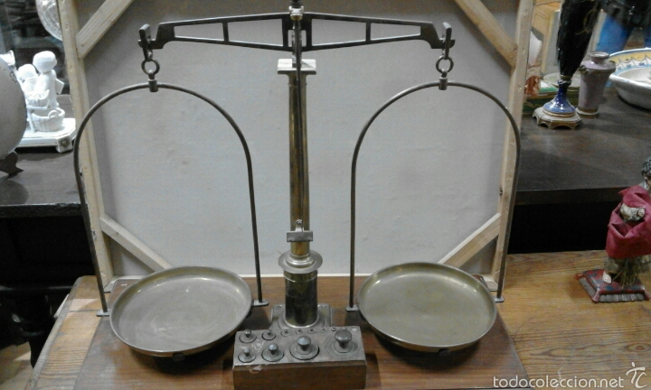 Antig&uuml;edades: B&aacute;scula de farmacia de bronce XIX - Foto 1