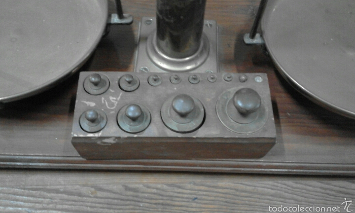 Antig&uuml;edades: B&aacute;scula de farmacia de bronce XIX - Foto 3