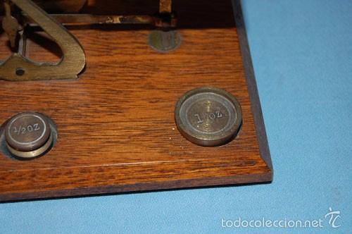 Antig&uuml;edades: BALANZA CON SOPORTE DE MADERA - Foto 1