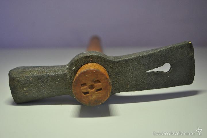 Antig&uuml;edades: antigua alcotana con saca clavos - Foto 2