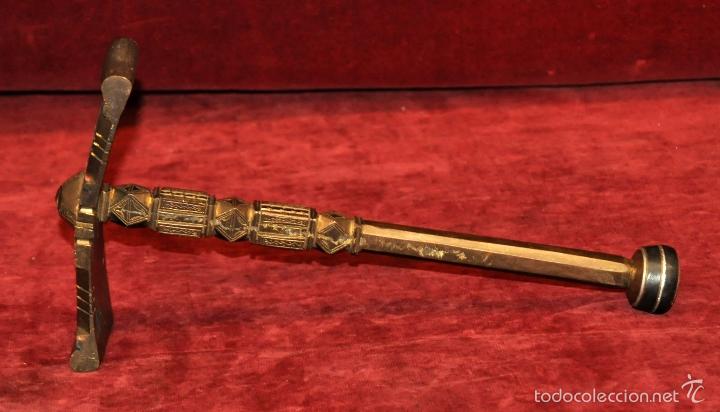 Antigüedades: MARTILLO ARABE EN BRONCE Y DECORACIONES GRABADAS PARA CUARTEAR AZUCAR. SIGLO XIX