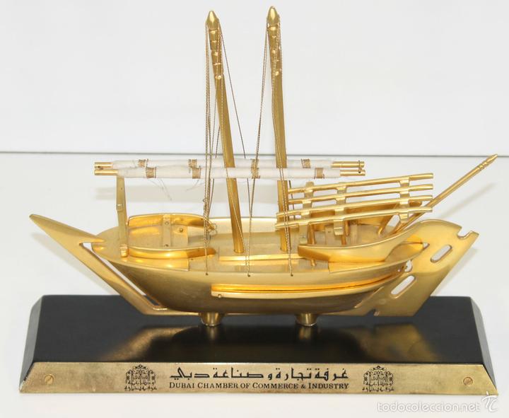 Antig&uuml;edades: BARCO EN METAL DORADO. OBSEQUIO CAMARA DE COMERCIO DUBAI. CIRCA 2000. - Foto 1