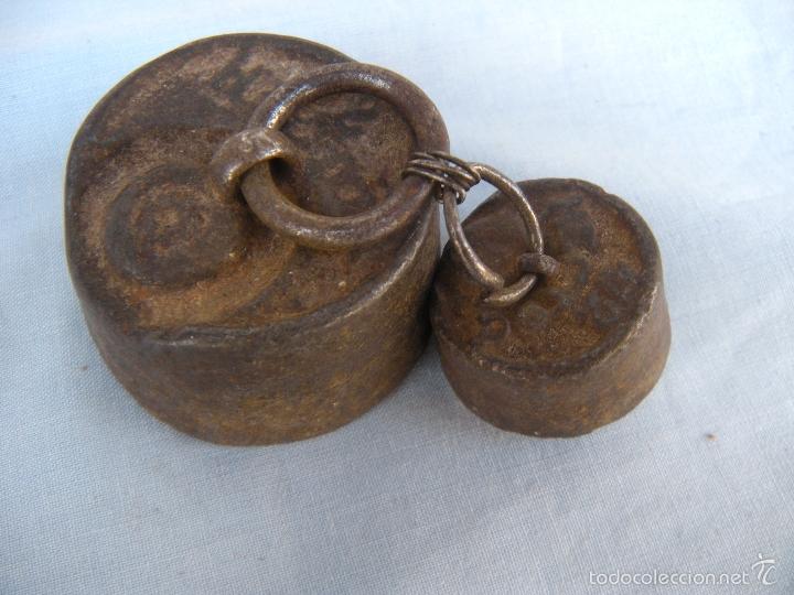 Antig&uuml;edades: ANTIGUA PESA DE 50 Y 200 GRAMOS - Foto 1