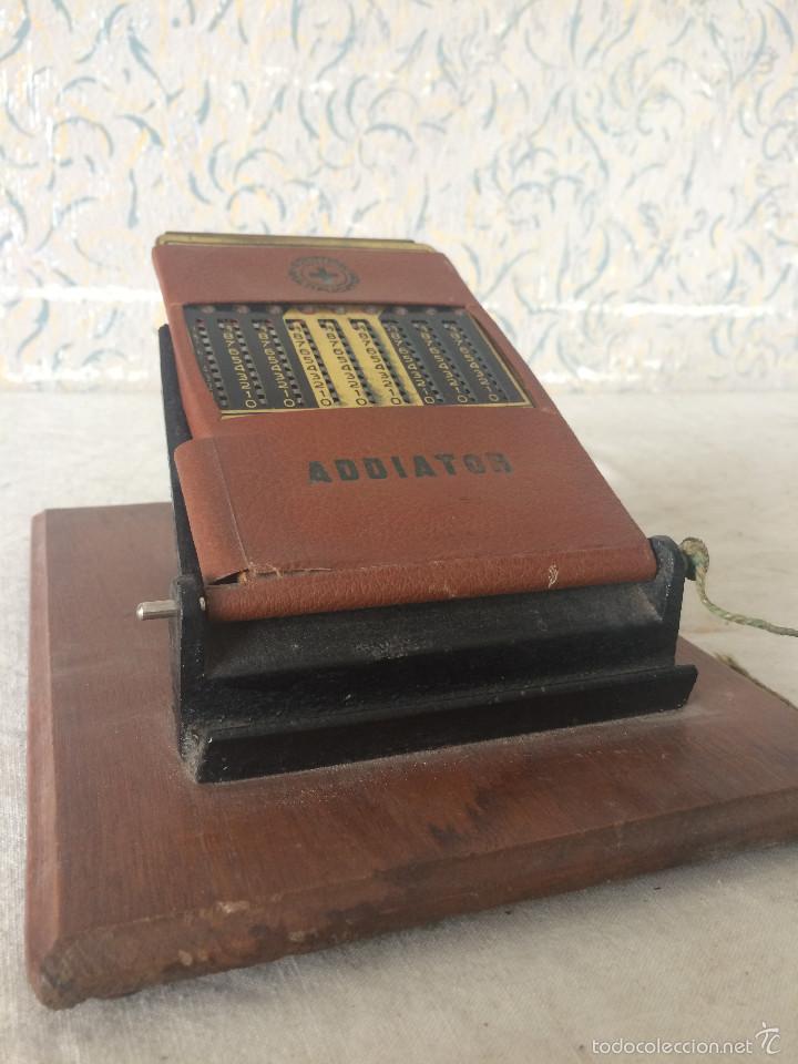 Antig&uuml;edades: CALCULADORA MANUAL ADDIATOR CON SOPORTE EN MADERA Y FUNDA - Foto 2