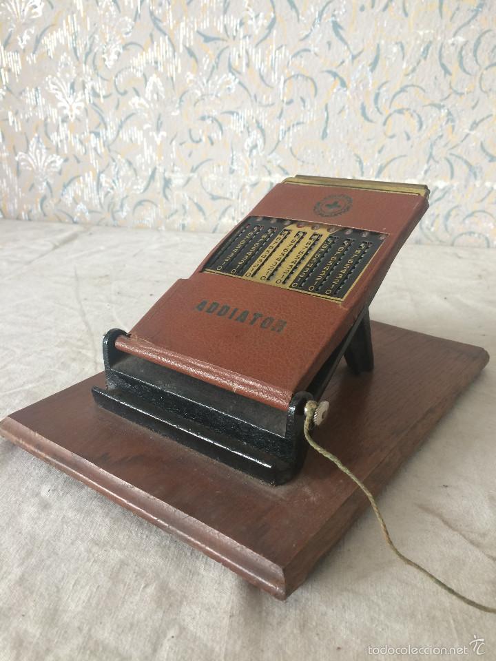 Antig&uuml;edades: CALCULADORA MANUAL ADDIATOR CON SOPORTE EN MADERA Y FUNDA - Foto 3