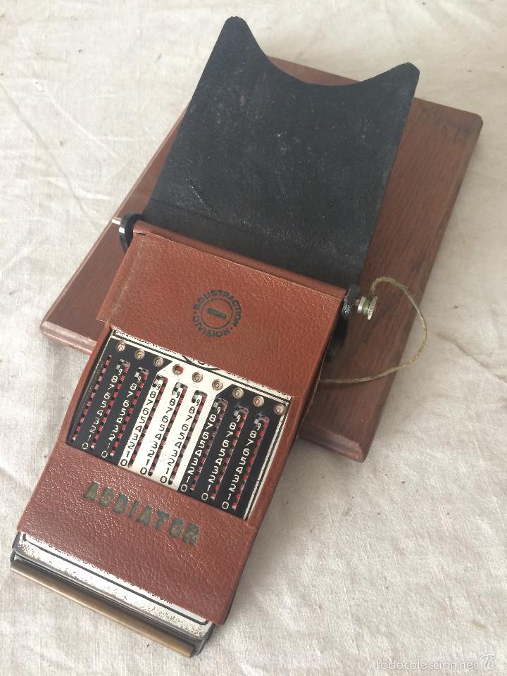 Antig&uuml;edades: CALCULADORA MANUAL ADDIATOR CON SOPORTE EN MADERA Y FUNDA - Foto 5