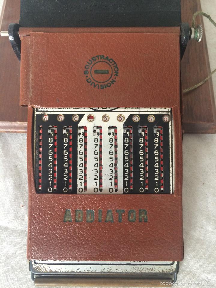 Antig&uuml;edades: CALCULADORA MANUAL ADDIATOR CON SOPORTE EN MADERA Y FUNDA - Foto 6