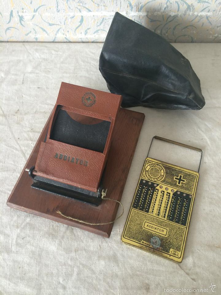 Antig&uuml;edades: CALCULADORA MANUAL ADDIATOR CON SOPORTE EN MADERA Y FUNDA - Foto 7