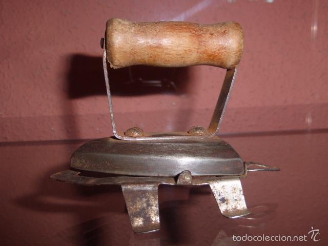 Antig&uuml;edades: ANTIGUA PLANCHA Y SOPORTE EN MINIATURA - Foto 1