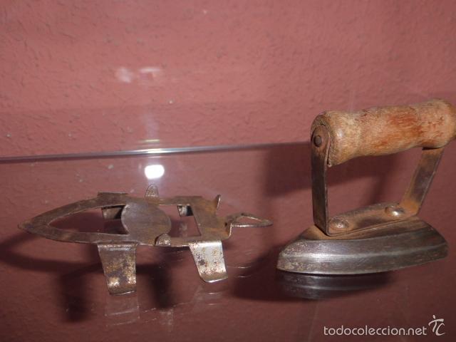 Antig&uuml;edades: ANTIGUA PLANCHA Y SOPORTE EN MINIATURA - Foto 2