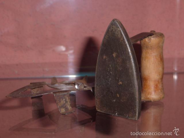 Antig&uuml;edades: ANTIGUA PLANCHA Y SOPORTE EN MINIATURA - Foto 4