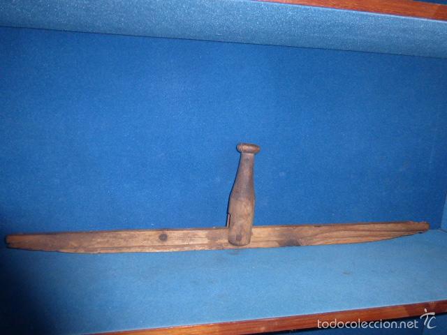 Antig&uuml;edades: ANTIGUO SOPORTE DE MADERA DE BALANZA - Foto 2