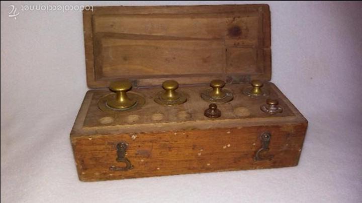 Antig&uuml;edades: TACO O CAJA DE MADERA CON PESAS - Foto 2