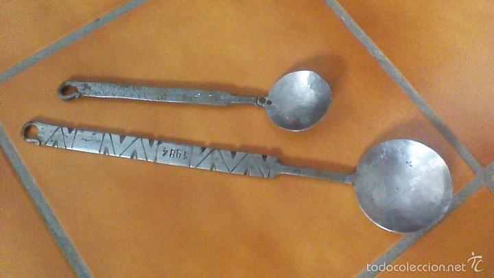 Antig&uuml;edades: PAREJA DE CUCHARAS DE FORJA. MIDEN 32,5 Y 21 CM. DE LONGITUD - Foto 1