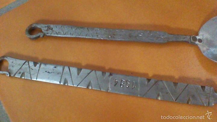 Antig&uuml;edades: PAREJA DE CUCHARAS DE FORJA. MIDEN 32,5 Y 21 CM. DE LONGITUD - Foto 2