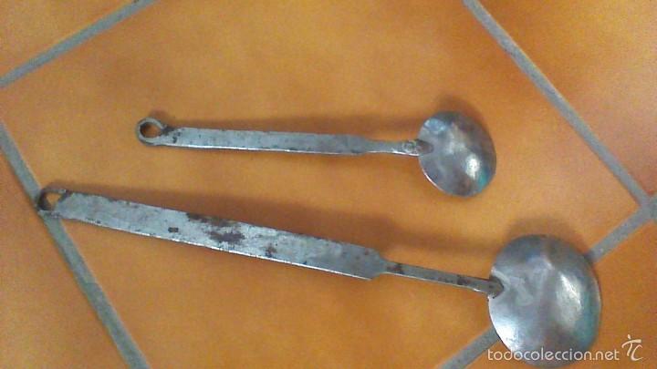 Antig&uuml;edades: PAREJA DE CUCHARAS DE FORJA. MIDEN 32,5 Y 21 CM. DE LONGITUD - Foto 3
