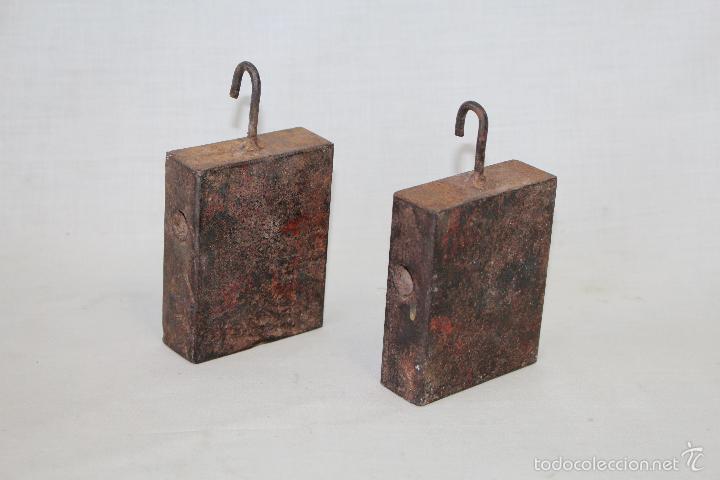 Antig&uuml;edades: 2 pesas de colgar en hierro - Foto 1