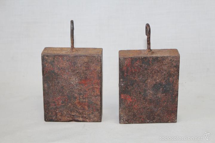 Antig&uuml;edades: 2 pesas de colgar en hierro - Foto 4