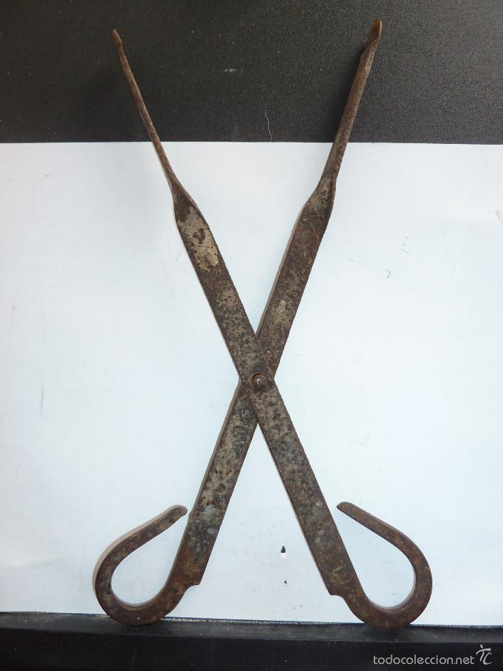 Antig&uuml;edades: 2 PINZAS TIPO TIJERAS DE FORJA - Foto 3