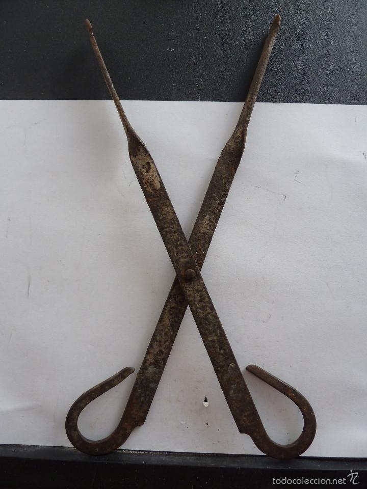Antig&uuml;edades: 2 PINZAS TIPO TIJERAS DE FORJA - Foto 4