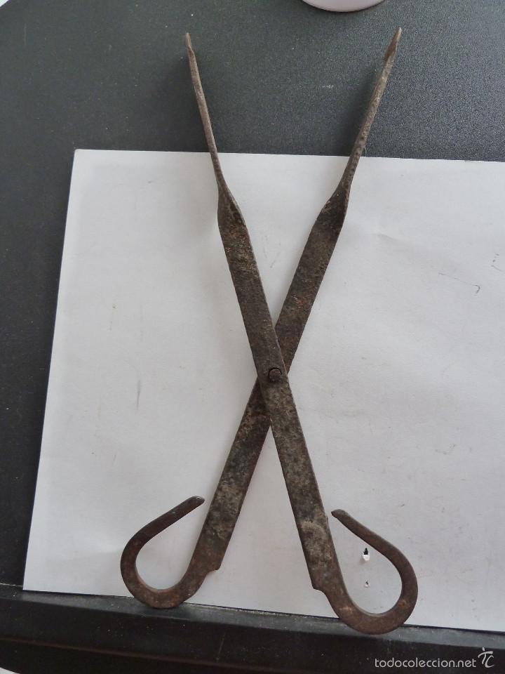 Antig&uuml;edades: 2 PINZAS TIPO TIJERAS DE FORJA - Foto 5