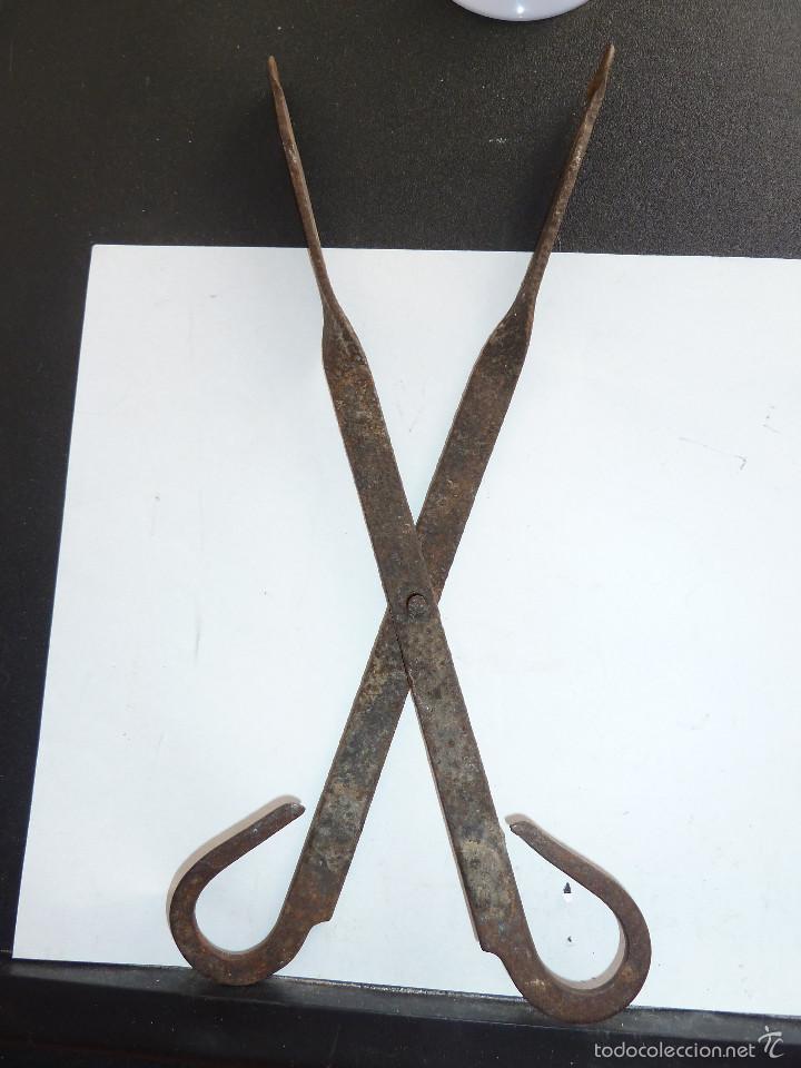 Antig&uuml;edades: 2 PINZAS TIPO TIJERAS DE FORJA - Foto 6