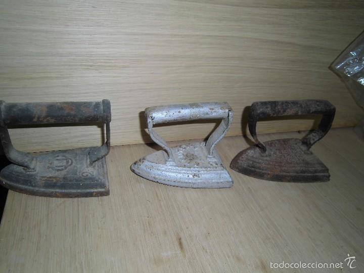 Antig&uuml;edades: tres planchas de hierro - Foto 1