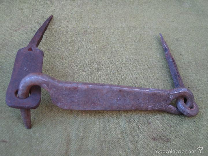 Antig&uuml;edades: PESTILLO ANTIGUO EN HIERRO FORJADO. - Foto 1