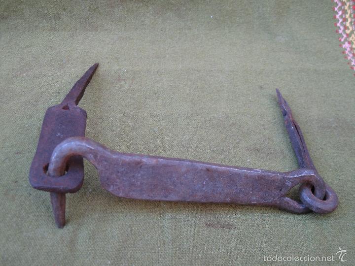 Antig&uuml;edades: PESTILLO ANTIGUO EN HIERRO FORJADO. - Foto 3