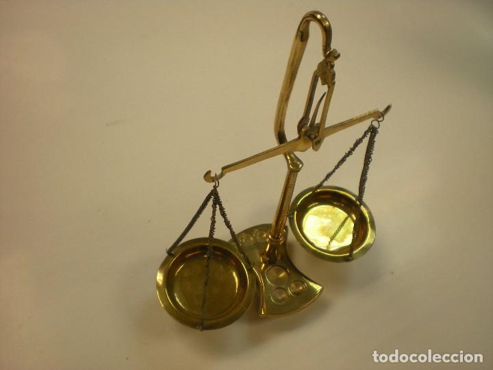 Antig&uuml;edades: Balanza de lat&oacute;n . Altura 22cm - Foto 2