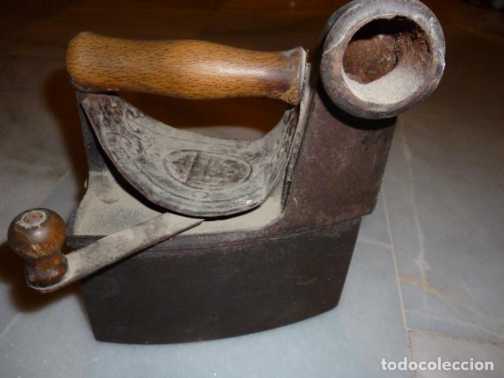 Antig&uuml;edades: PLANCHA DE CARB&Oacute;N CON CHIMENEA - Foto 1