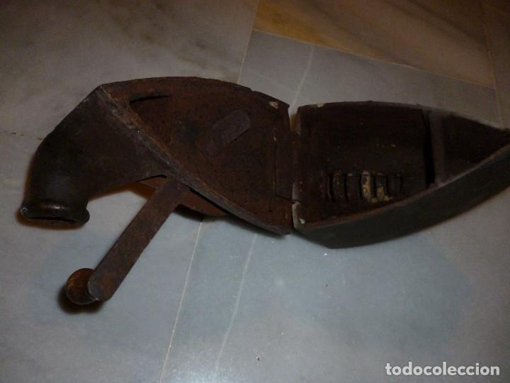 Antig&uuml;edades: PLANCHA DE CARB&Oacute;N CON CHIMENEA - Foto 2