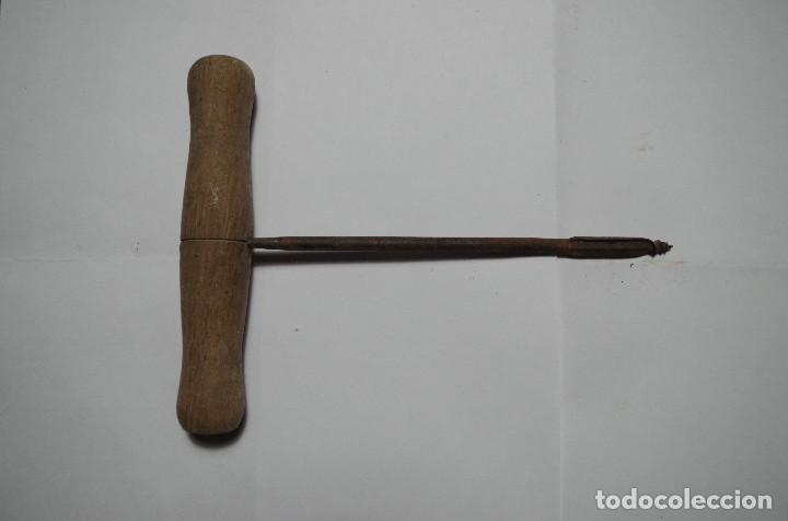 Antig&uuml;edades: BERBIQUI DE MANO DE CARPINTERO DE 18 CM FORJA Y MADERA - Foto 1