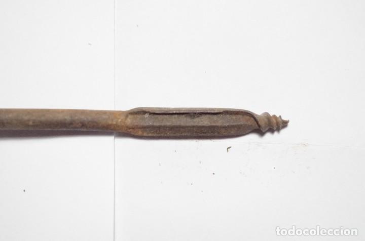 Antig&uuml;edades: BERBIQUI DE MANO DE CARPINTERO DE 18 CM FORJA Y MADERA - Foto 2