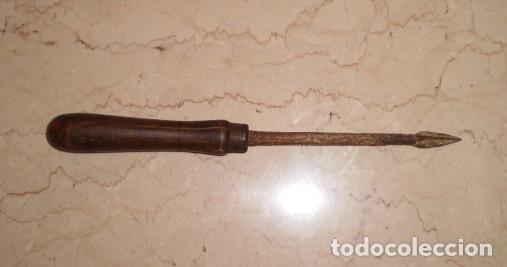 Antig&uuml;edades: PUNZON ANTIGUO MANGO DE MADERA 20 CMS. - Foto 4