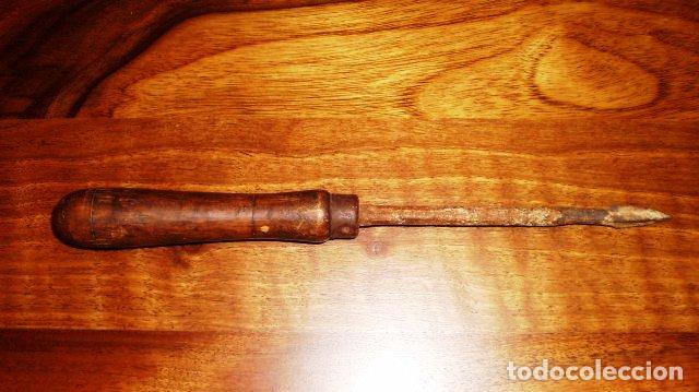 Antig&uuml;edades: PUNZON ANTIGUO MANGO DE MADERA 20 CMS. - Foto 9