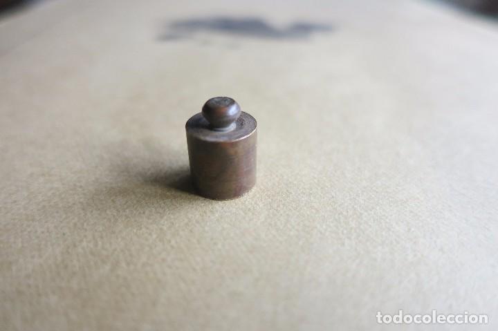 Antig&uuml;edades: pesa de laton de 3,538 gramos - Foto 1