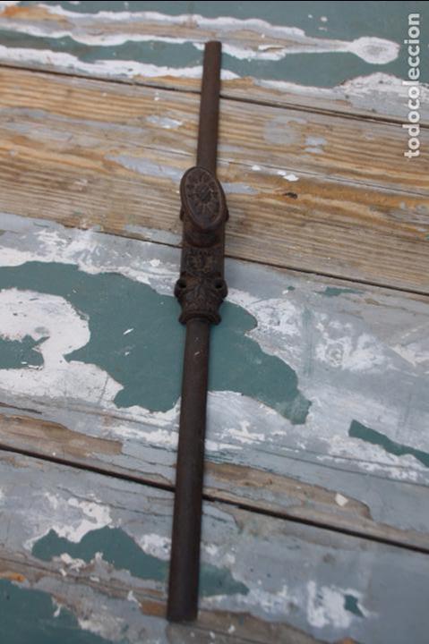Antig&uuml;edades: Aldaba de  hierro 57 cm. - Foto 2