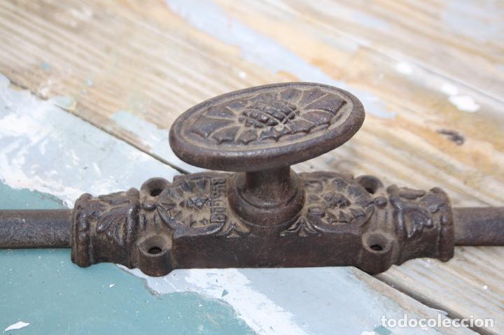 Antig&uuml;edades: Aldaba de  hierro 57 cm. - Foto 3