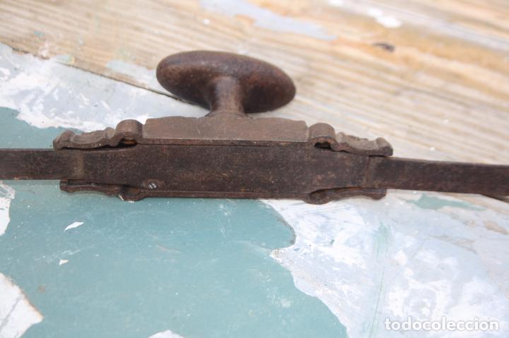 Antig&uuml;edades: Aldaba de  hierro 57 cm. - Foto 4