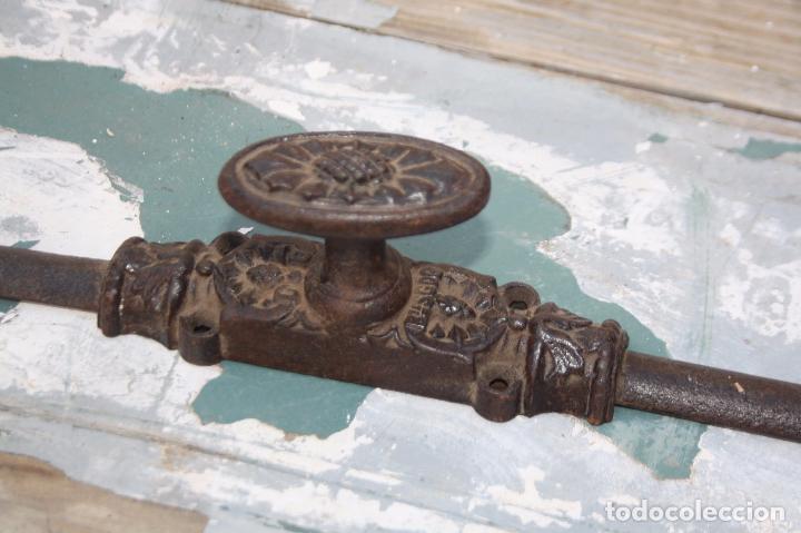 Antig&uuml;edades: Aldaba de  hierro 57 cm. - Foto 5